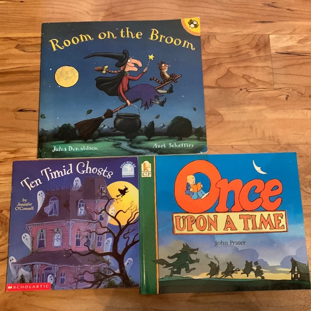 Lot of 3 picture books for children kids Halloween witch ghost witches theme EUC